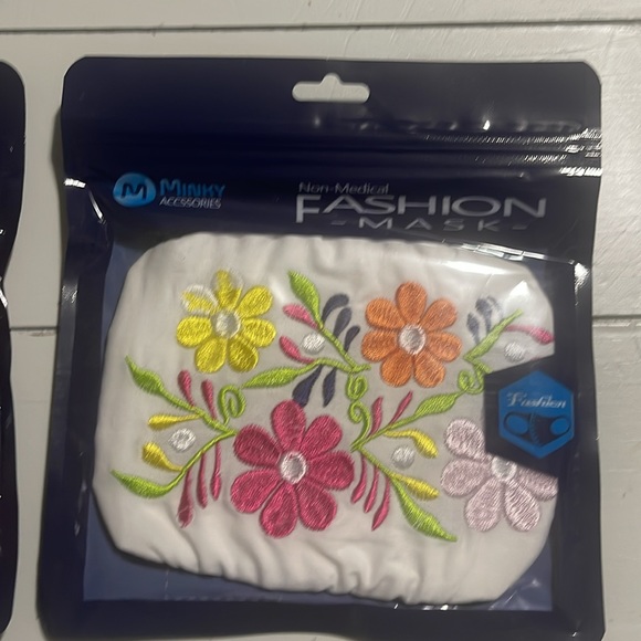 2 Minky Floral Fashion Masks - Picture 4 of 7